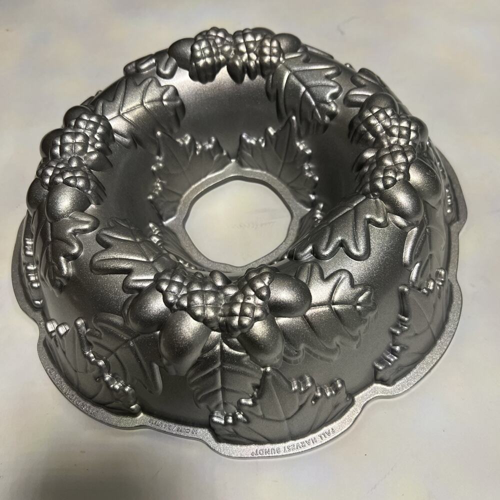 Autumn Wreath Bundt Pan Bronze Silver 10 Cup Capacity Decorative Cake Mold